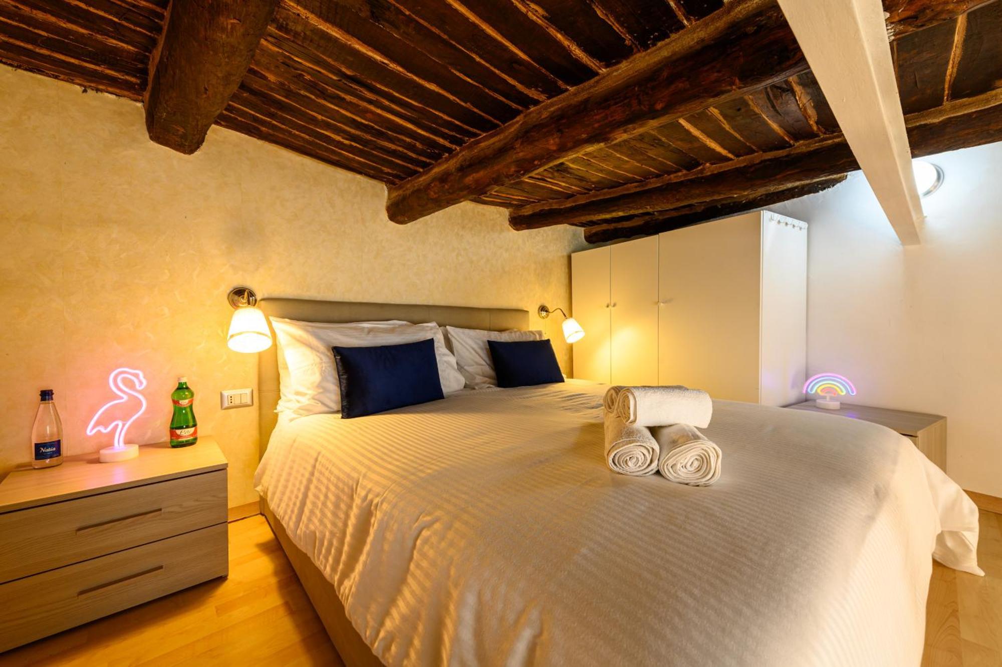 El Barrio In Bed Apartment Napoli Bagian luar foto